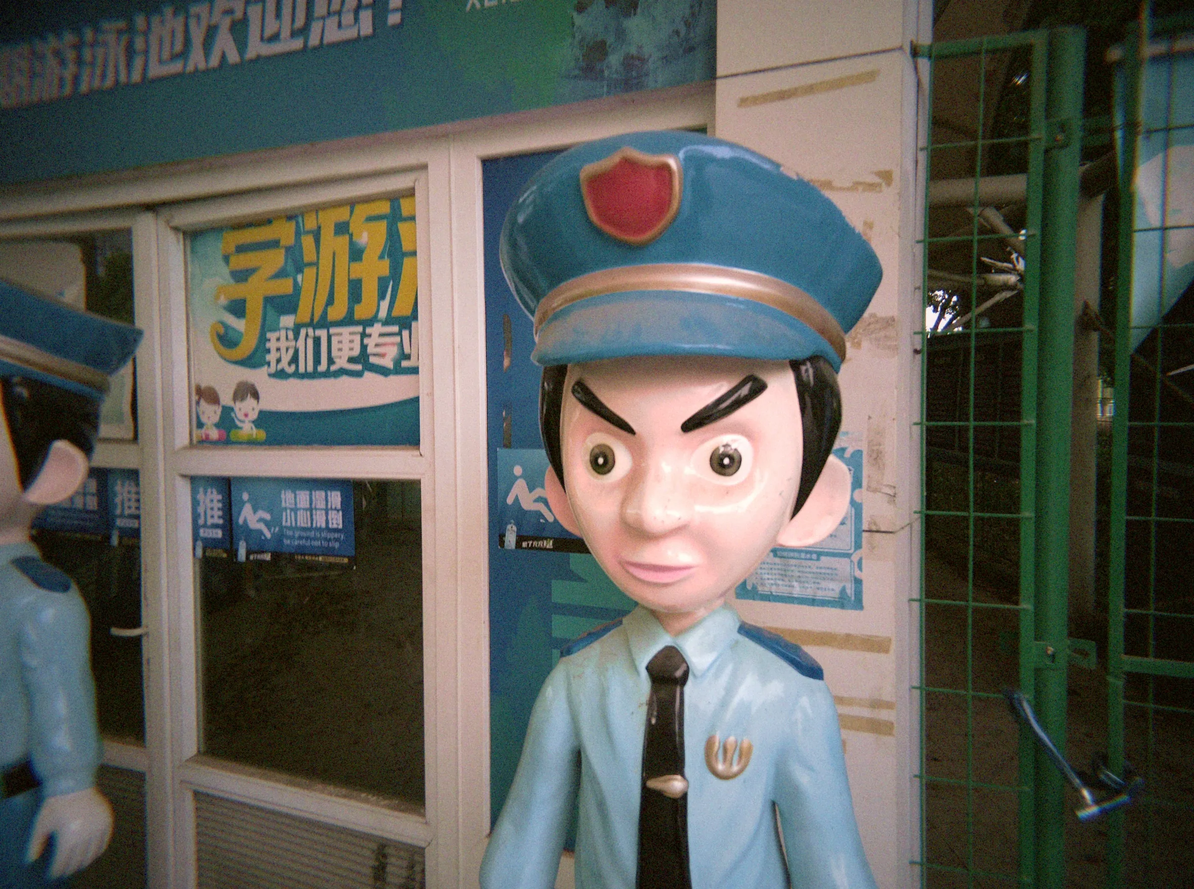 正面拍摄的蓝色制服卡通值班员雕像