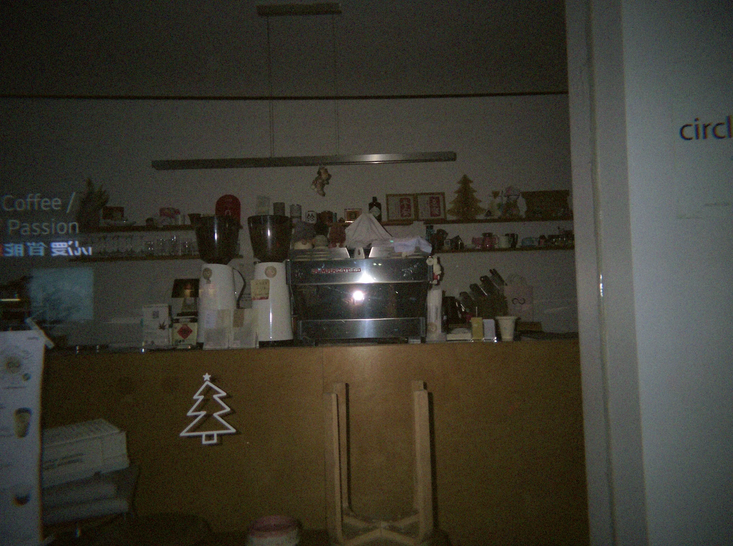 夜里隔着玻璃拍摄的咖啡店吧台